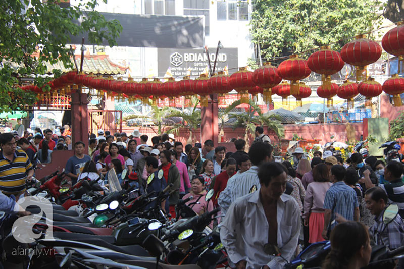 Đội nắng, hàng ngàn người đến chùa Ngọc Hoàng chen nhau khấn vái trong ngày cúng chư tiên